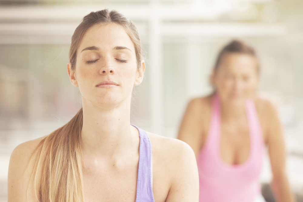 Женщина дышит во время йоги для бодрости