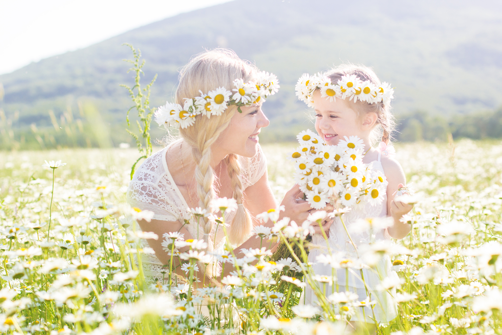 Мама с дочкой в ромашковом поле