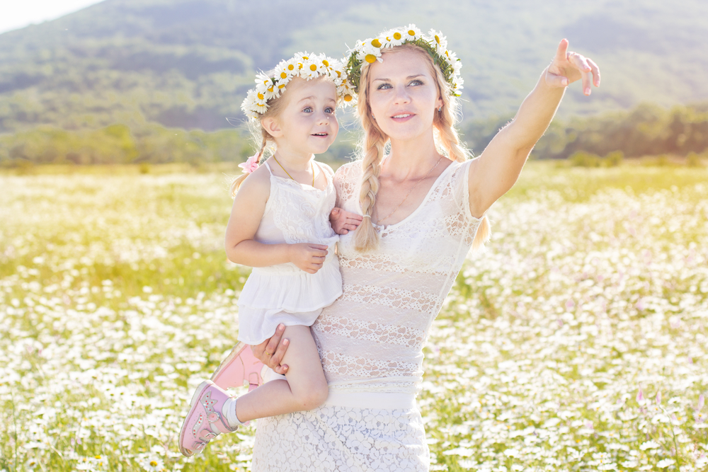 Мама с дочкой в поле с ромашками