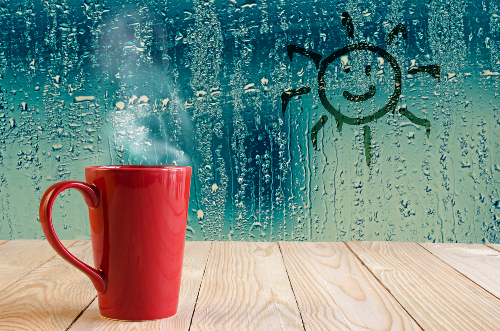 Красная чашка у окна - как побороть сонливость во время дождя 