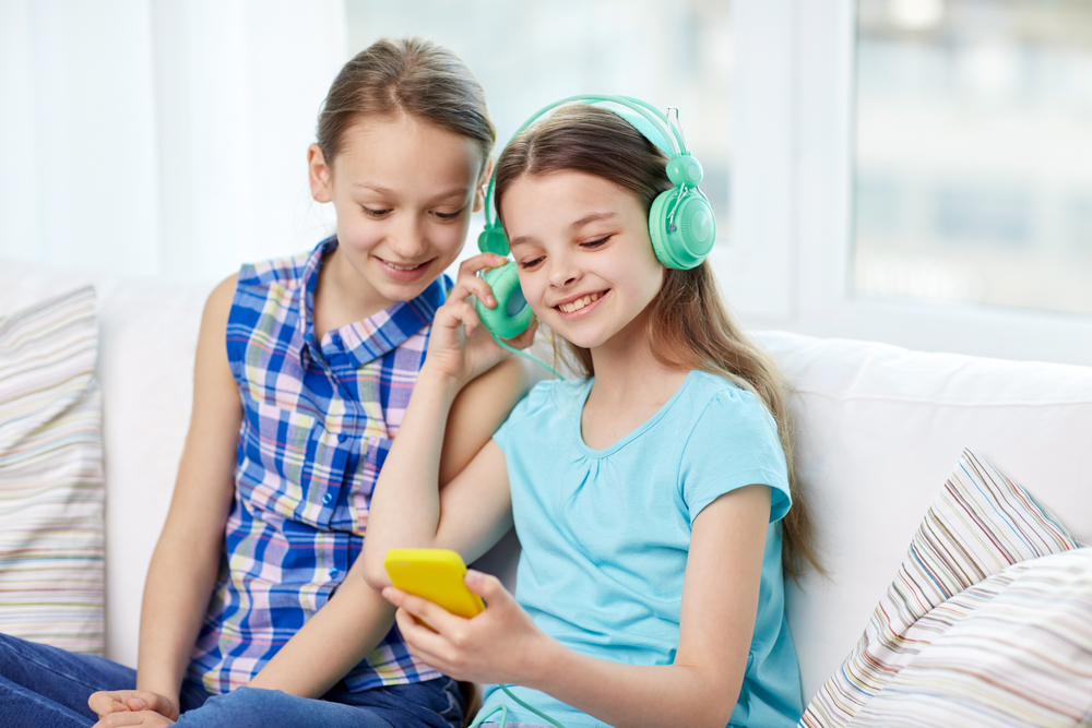 Дети слушают музыку