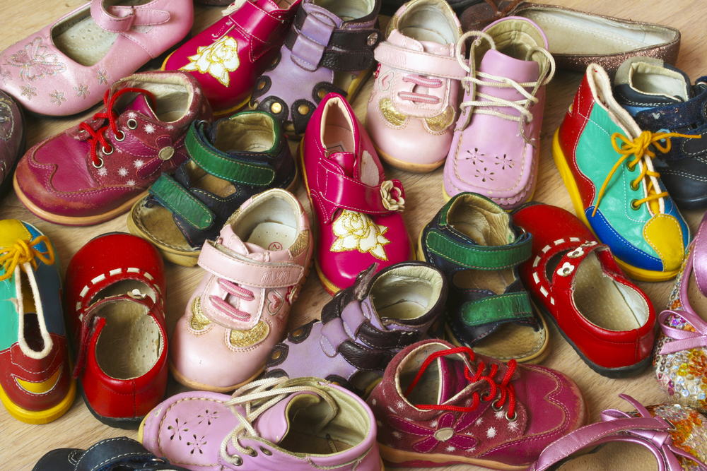 Багато дитячих черевичків