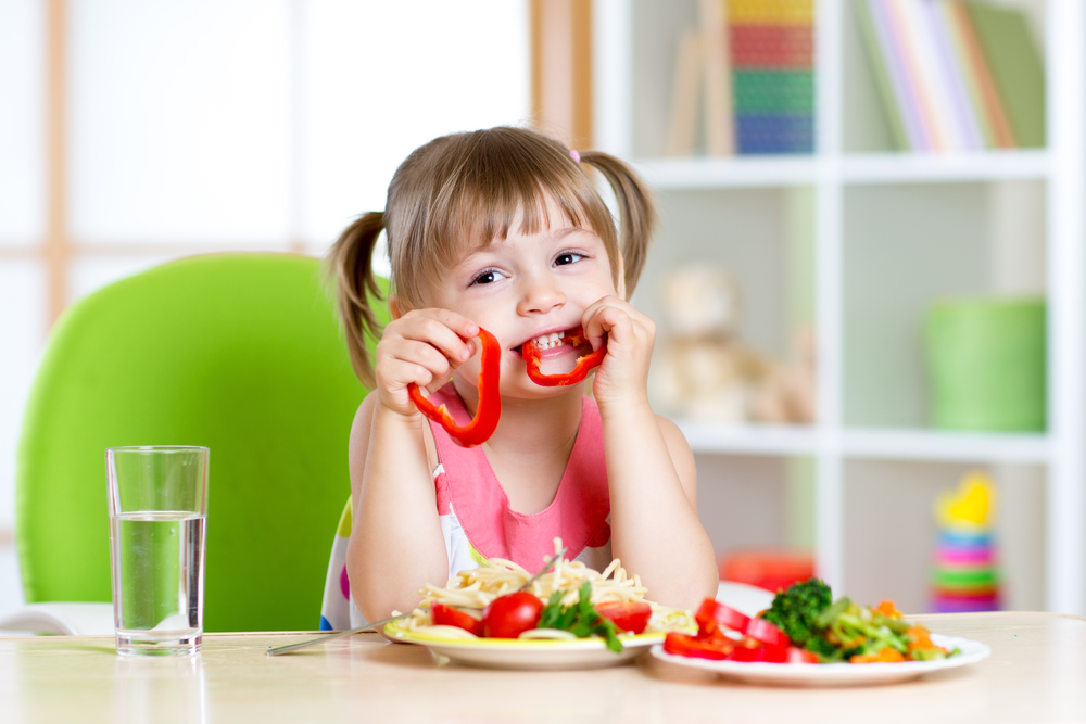 ребенок ест правильное питание