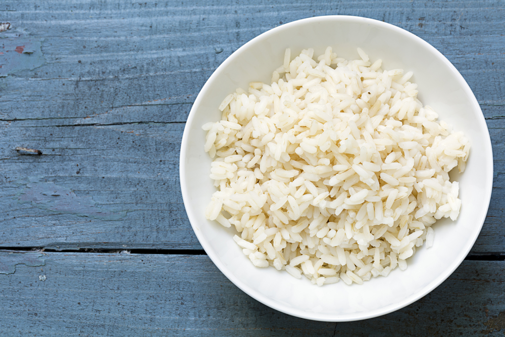 Рис для рисовой диеты на тарелке