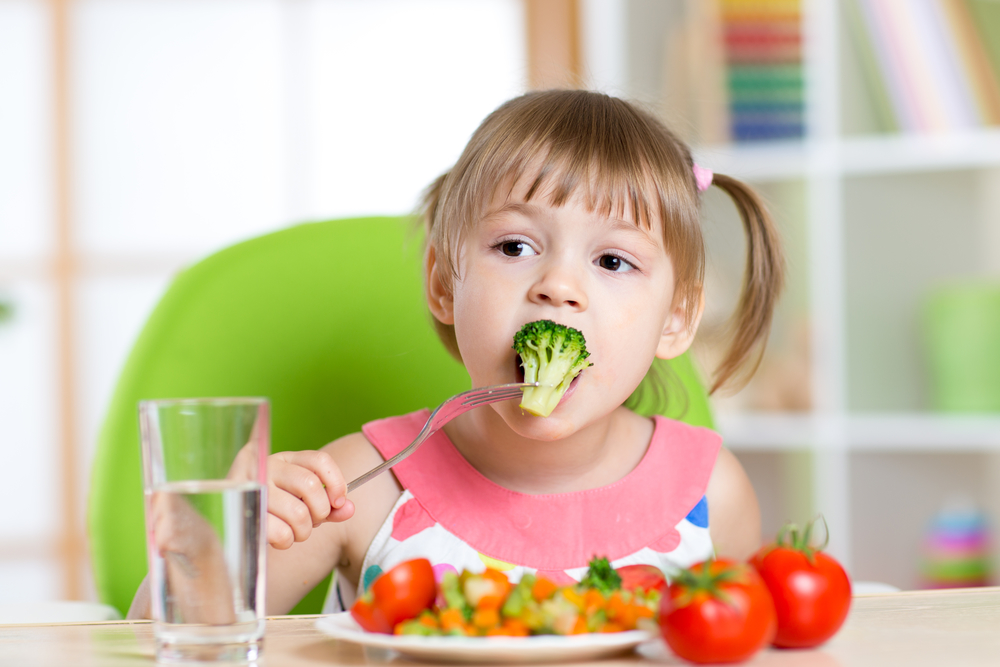 Дитина їсть здорову їжу