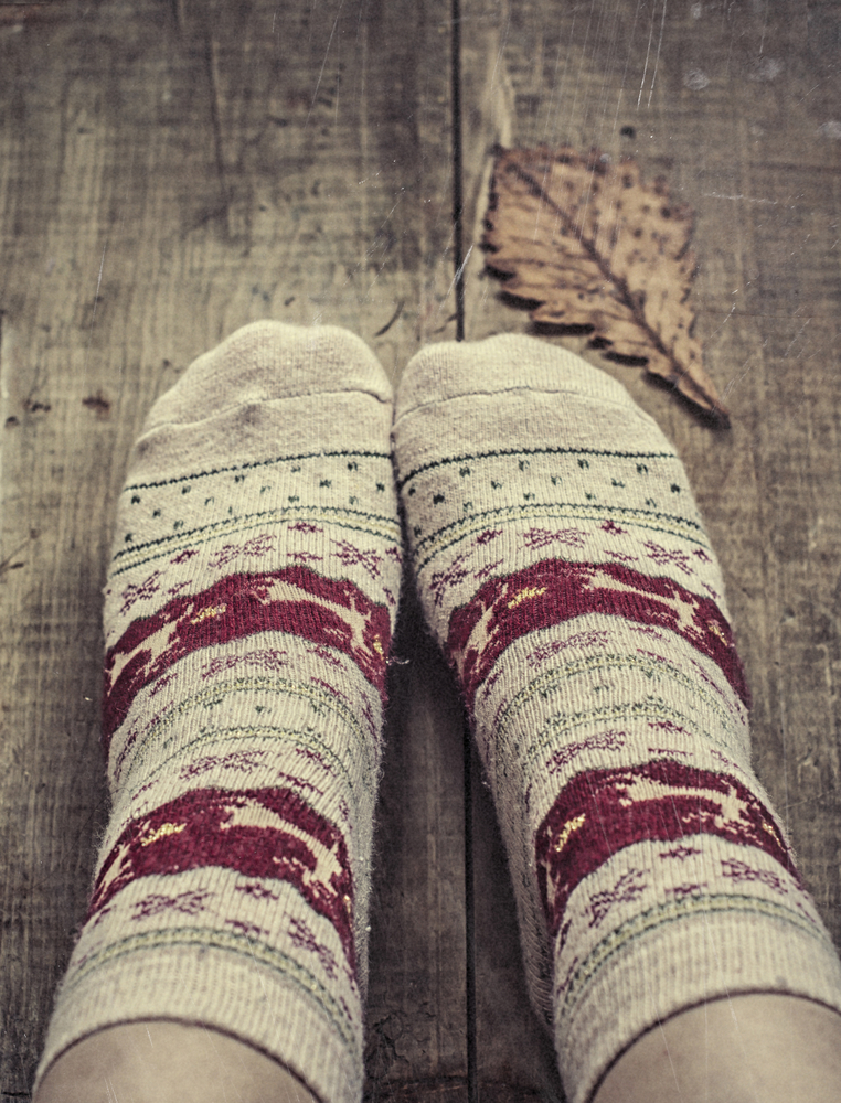 Носки шерстяные на деревянном полу - теплая осень