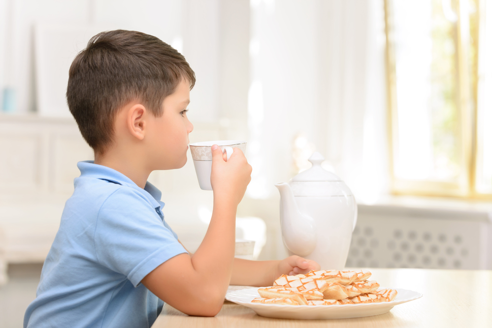 Ребенок пьет чай - лучшее средство для похудения