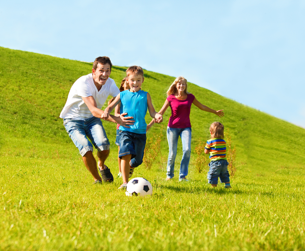 Батьки і діти біжать полем