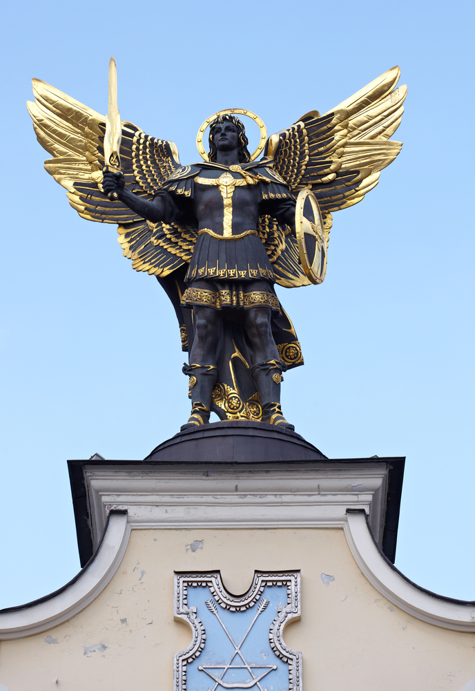 Статуя святого Михаила