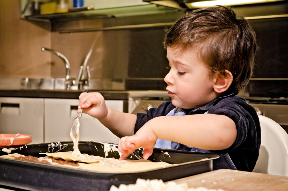 Ребенок двух лет готовит еду