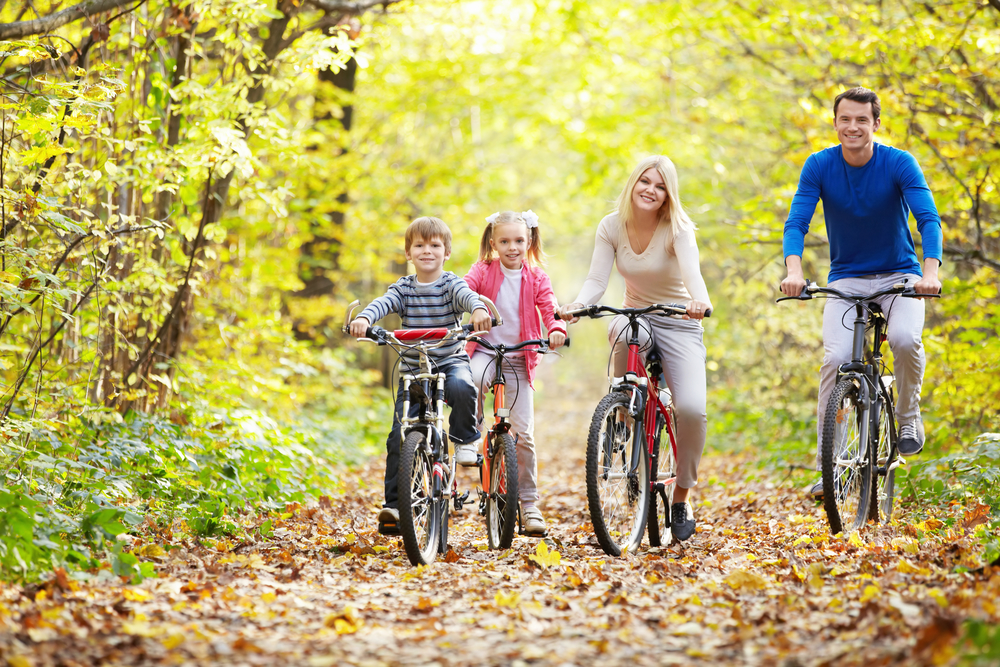 Активная семья на прогулке на велосипедах
