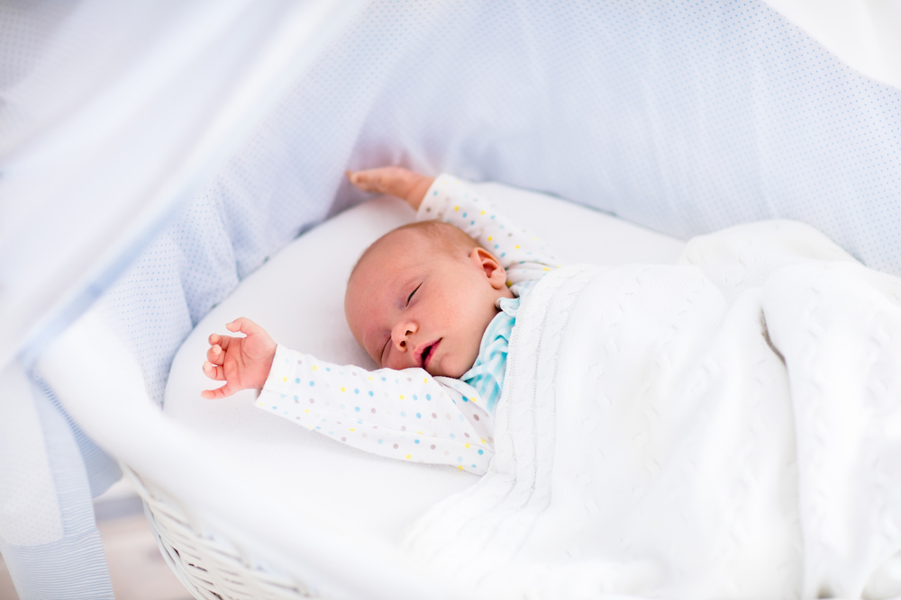 Новорожденный в кроватке не спит