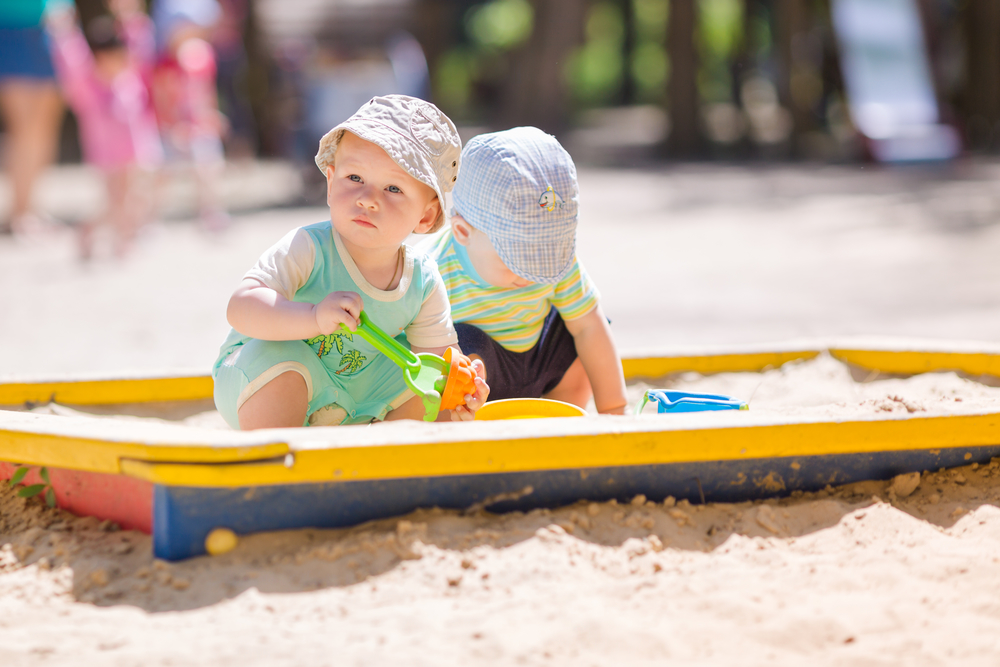 Дети играют в песочнице