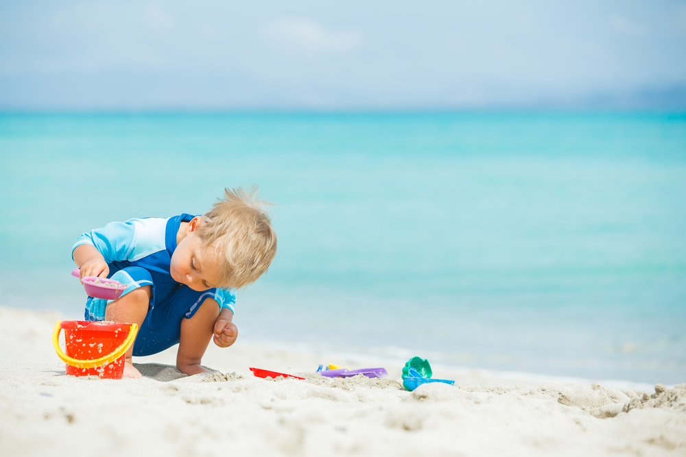ребенок на пляже играет
