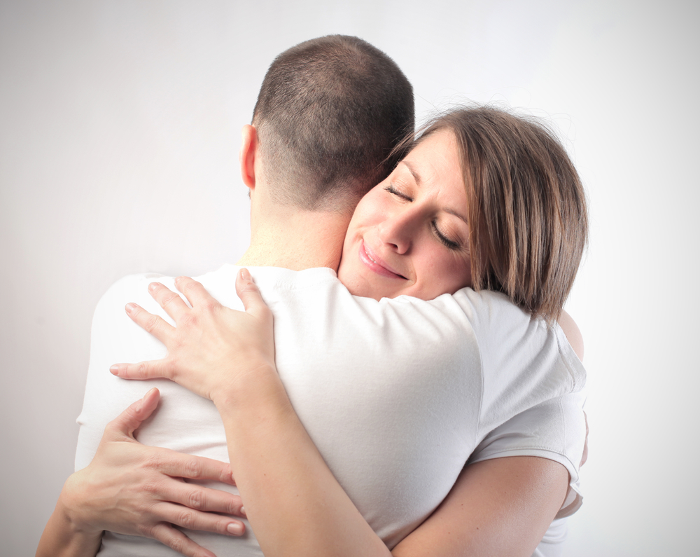 Чоловік і дружина обнімаються