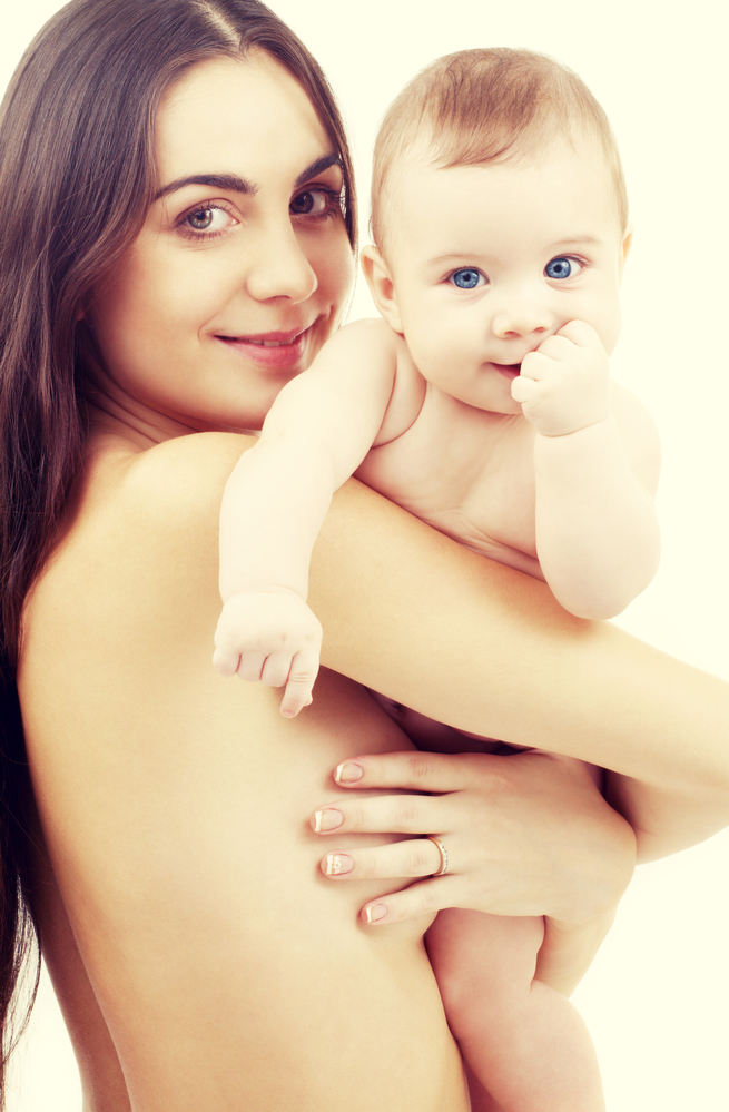 Мама с ребенком на руках - контакт кожа к коже