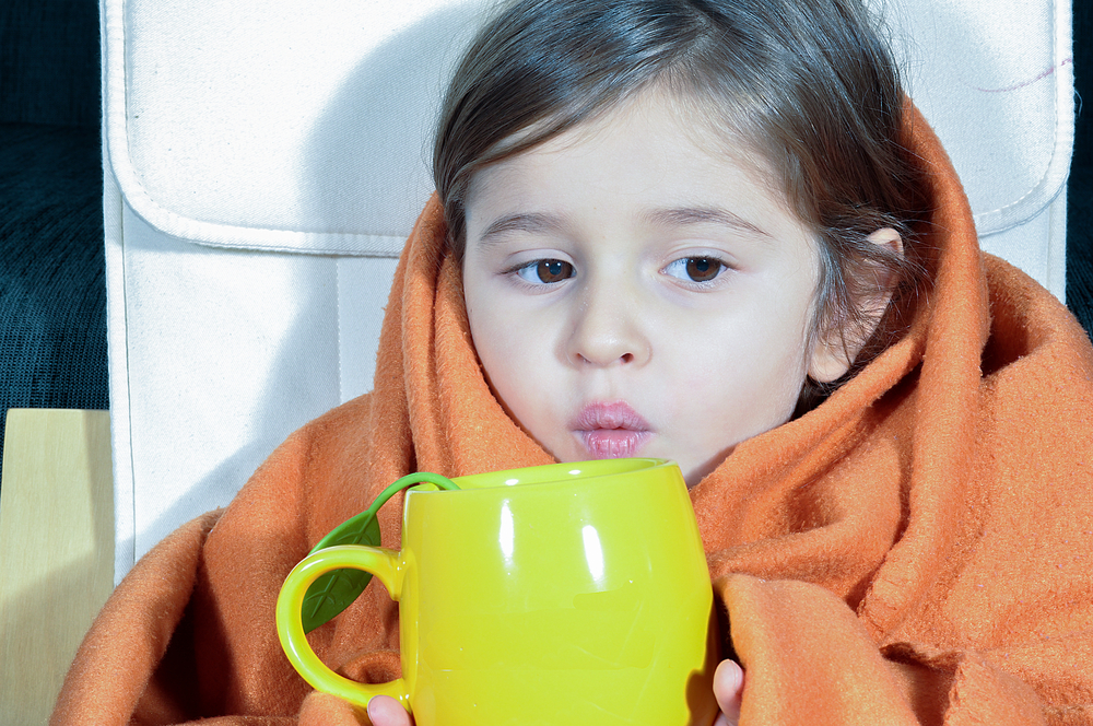 Девочка в одеяле и с чашкой - кашель и орви
