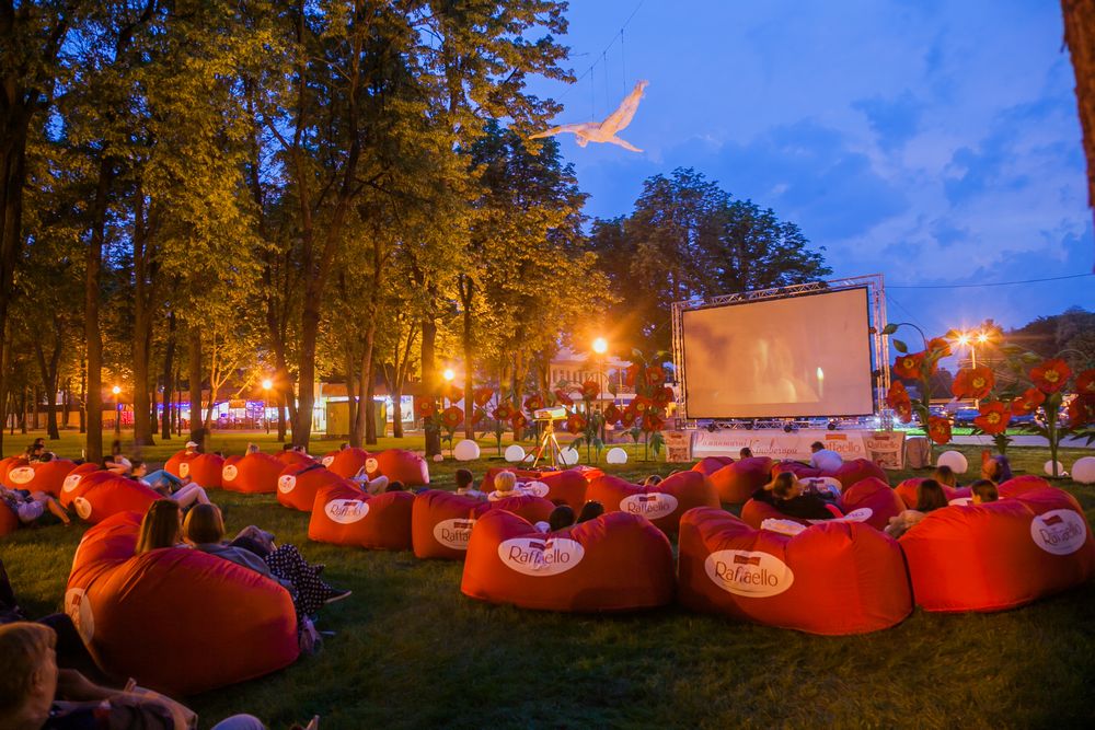 Вечерний кинопоказ в парке Шевченка
