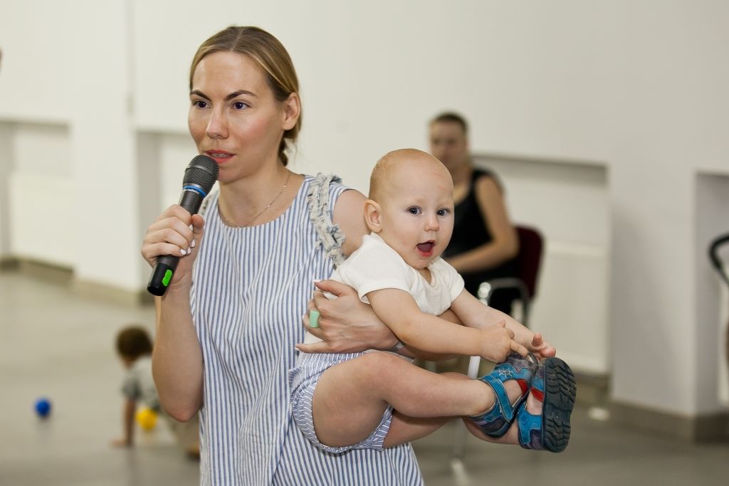 Мама с ребенком на руках задает вопрос доктору Комаровскому