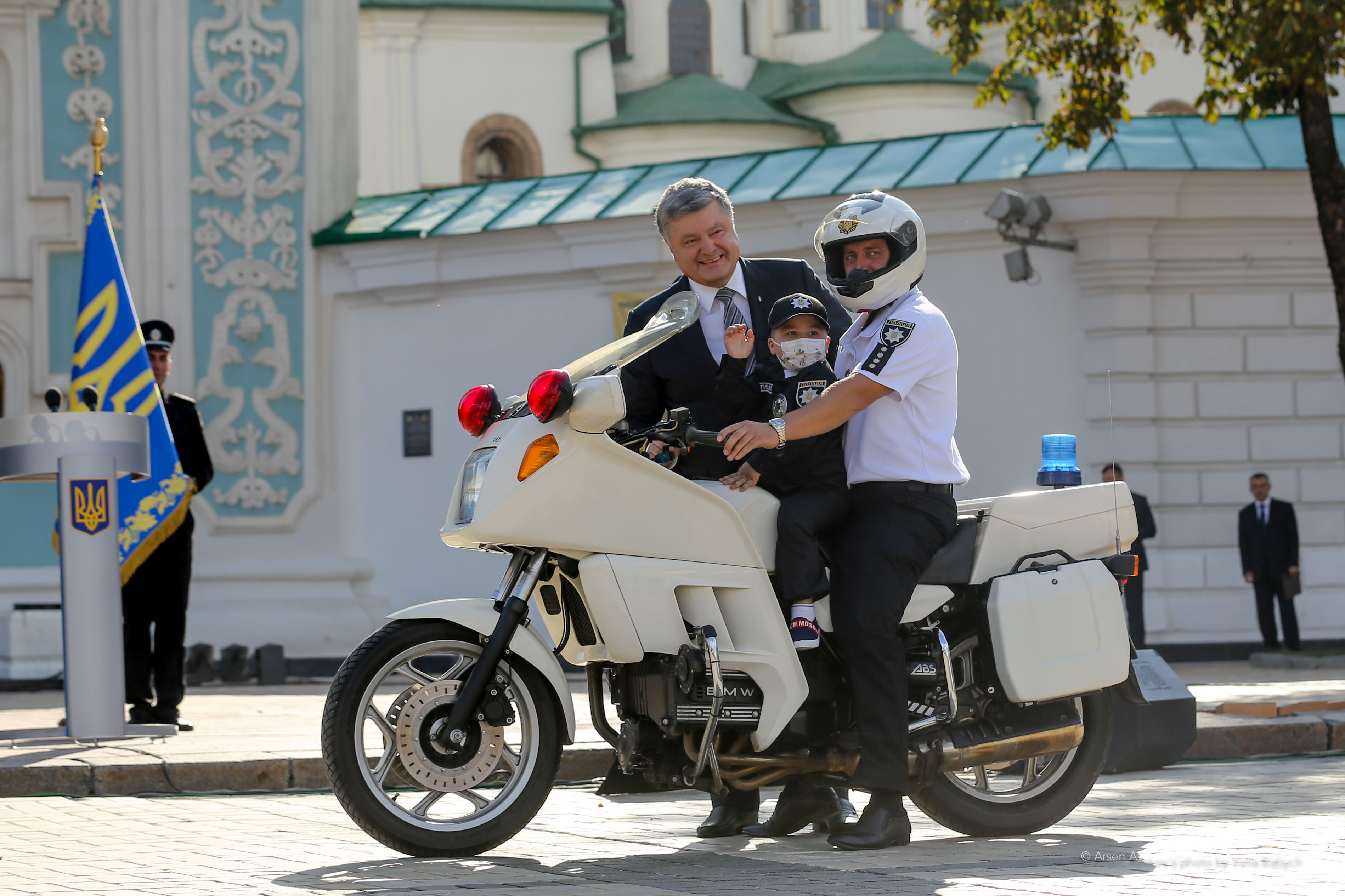 Онкобольной мальчик на мотоцикле с Президентом