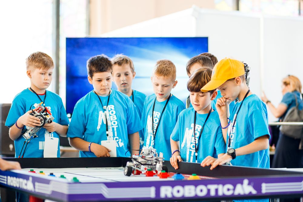 Діти на фестивалі Robotica