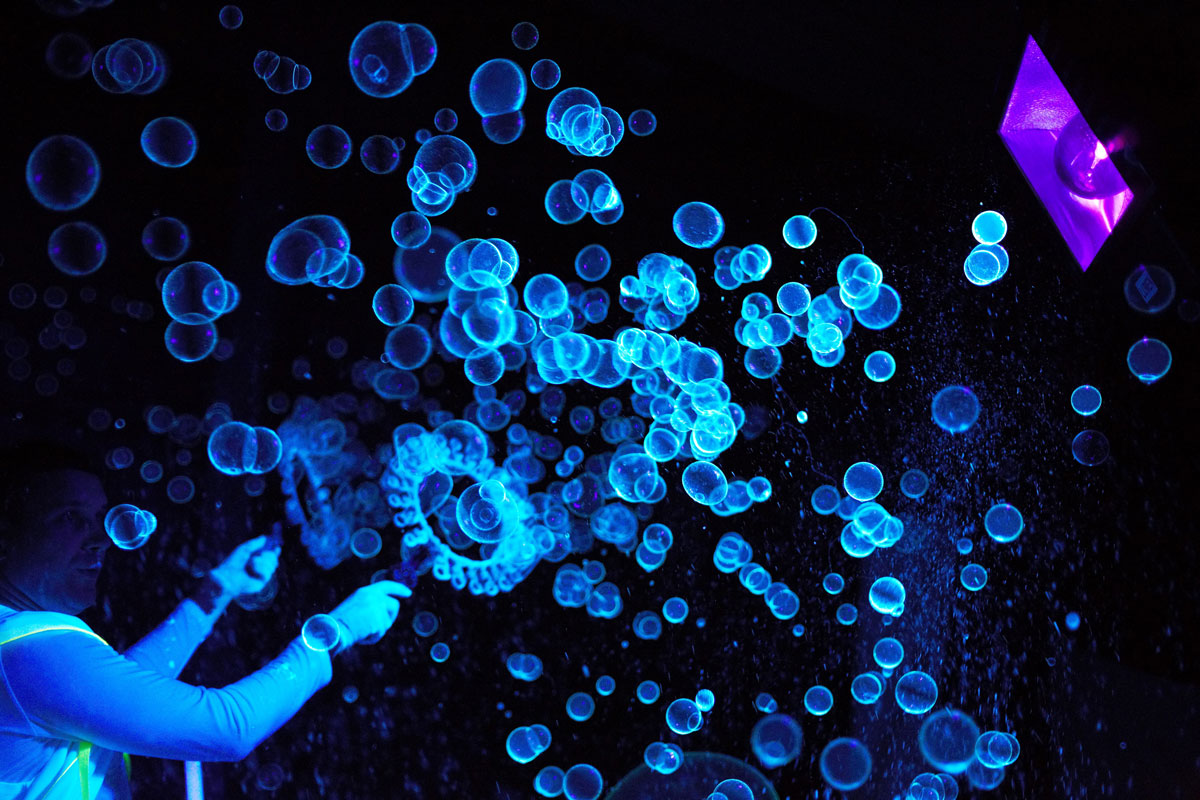 Космошоу неоновых мыльных пузырей 