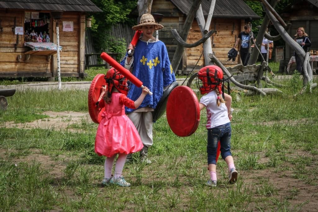 Дети обучаются бою на мечах