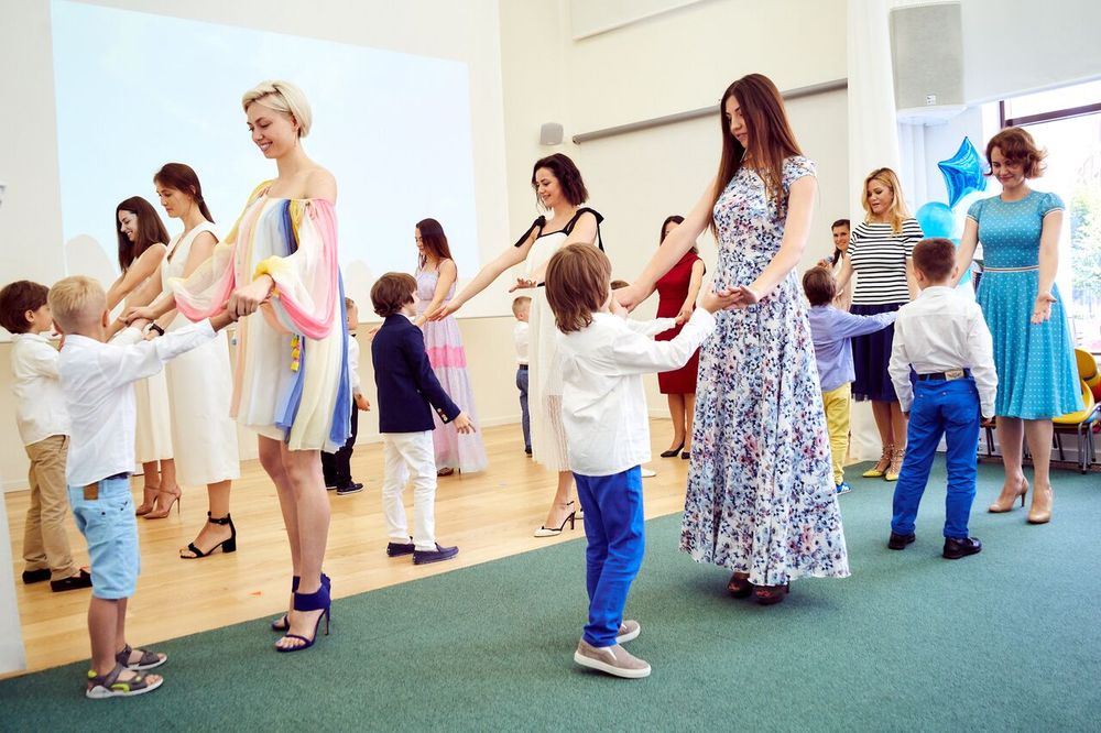 мамы танцуют вместе со своими детьми на выпускном в Академии Счастья на Новопечерских Липках