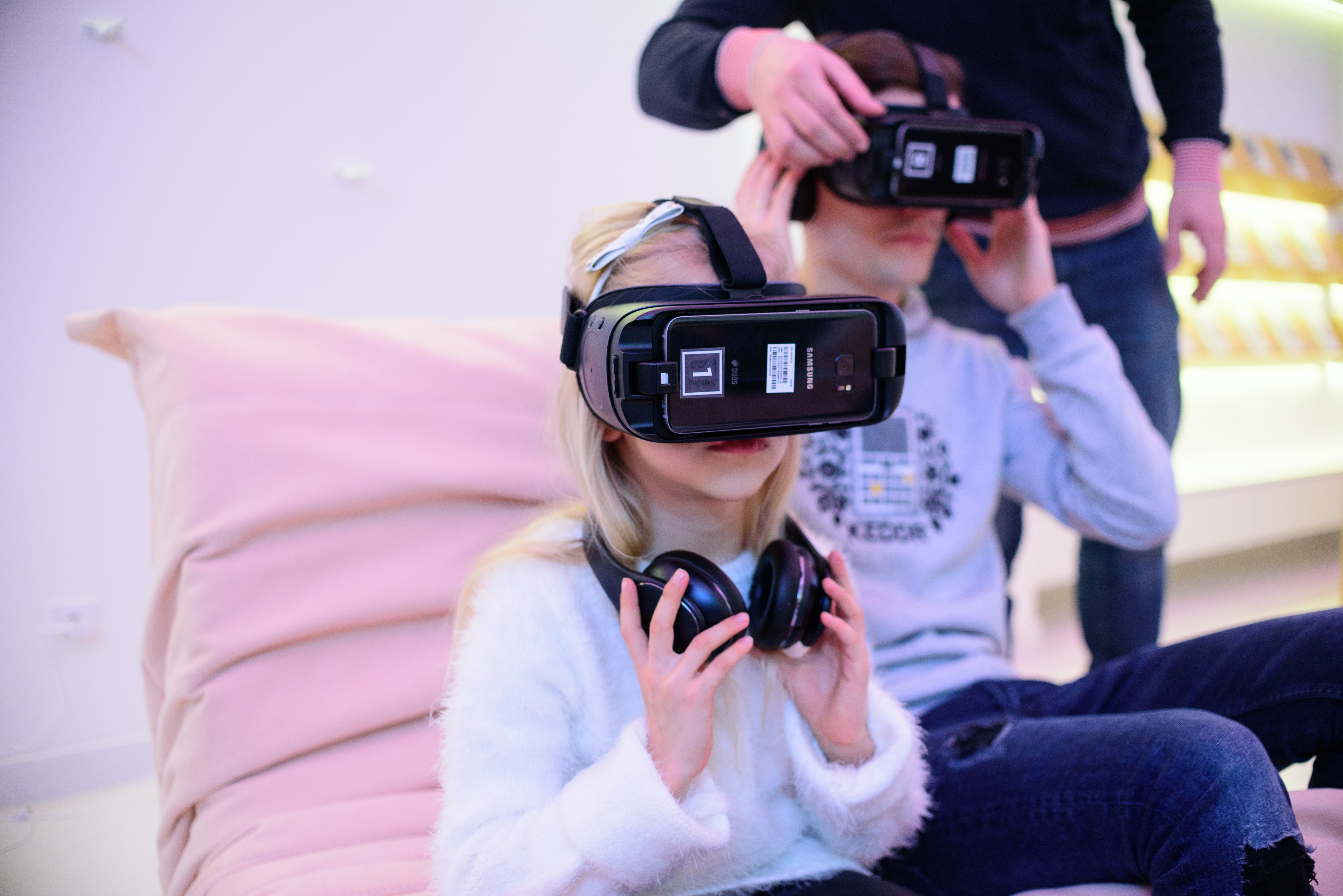 Дети в очках для виртуальной реальности