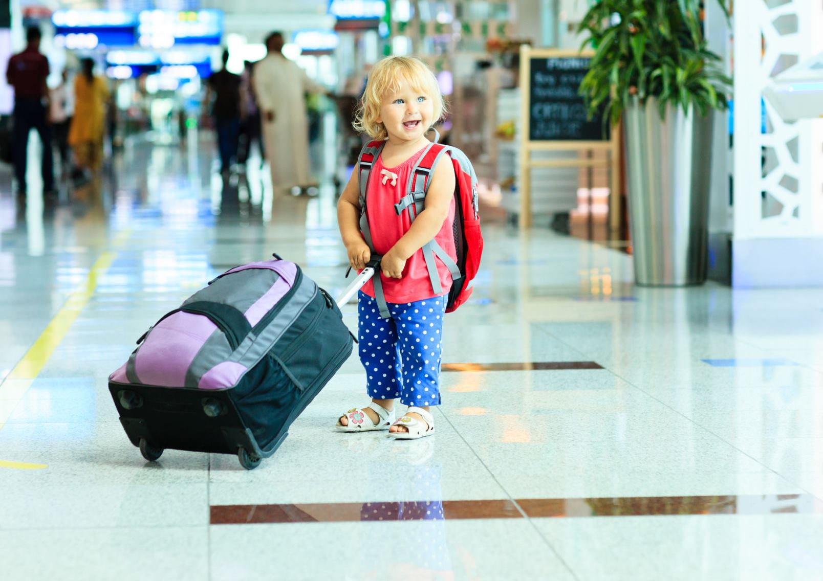 Ребенок с чемоданом на вокзале