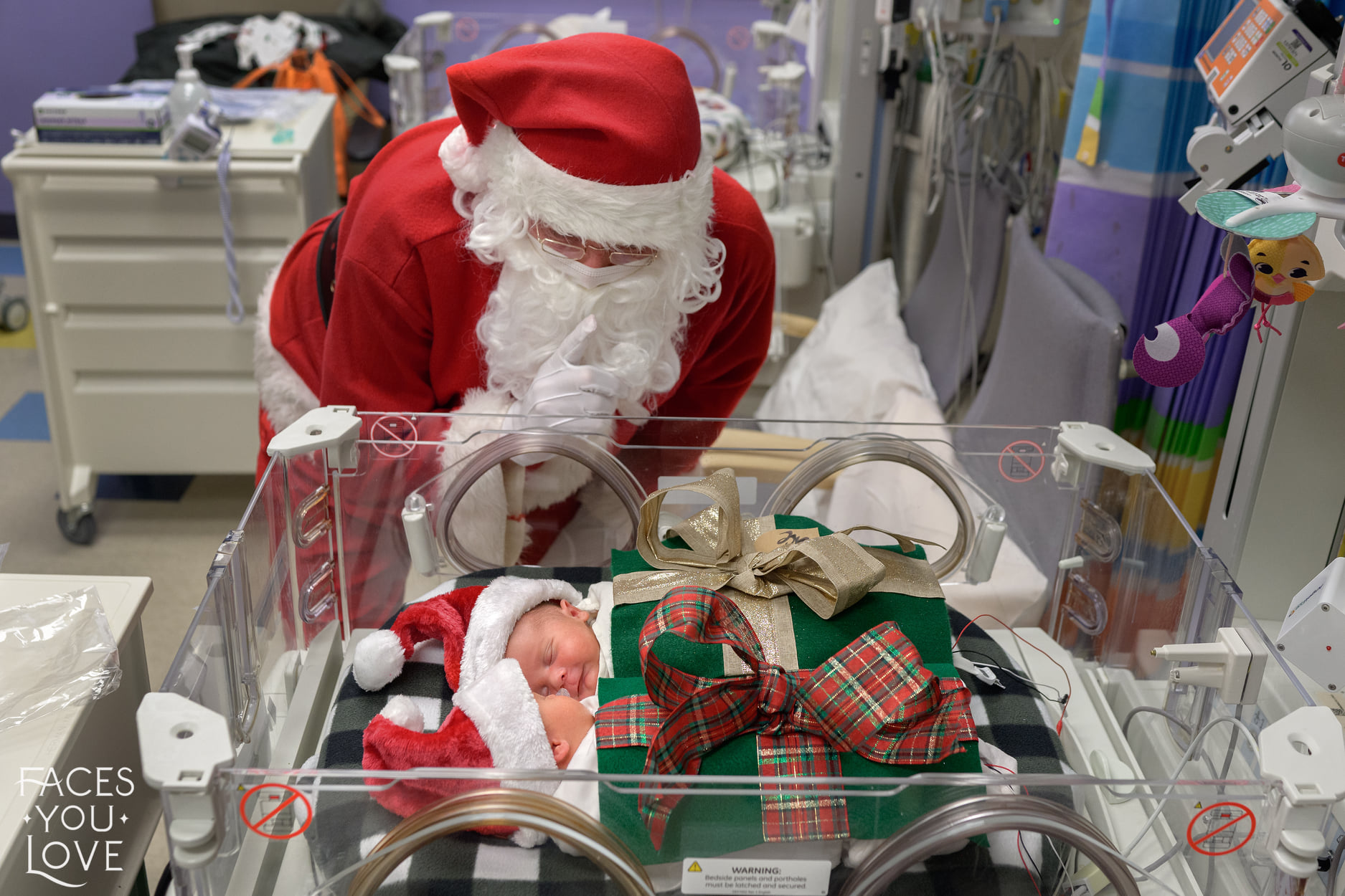  Младенцы и Рождество: медсестры одевают недоношенных малышей в праздничные наряды 