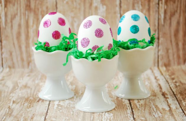 Украшение пасхальных яиц красками с блестками