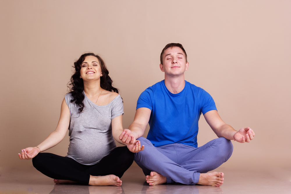 ​як порадувати вагітну дружину - разом займатися гімнастикою і йогою