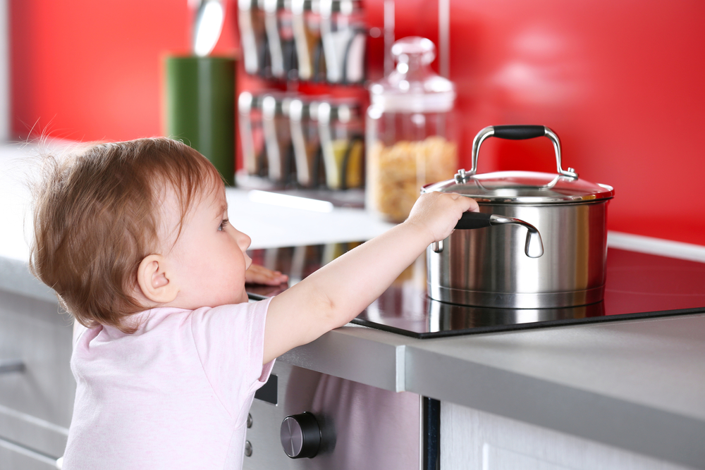 Безопасность детей дома - подальше убранные сковородки, кастрюли и чашки