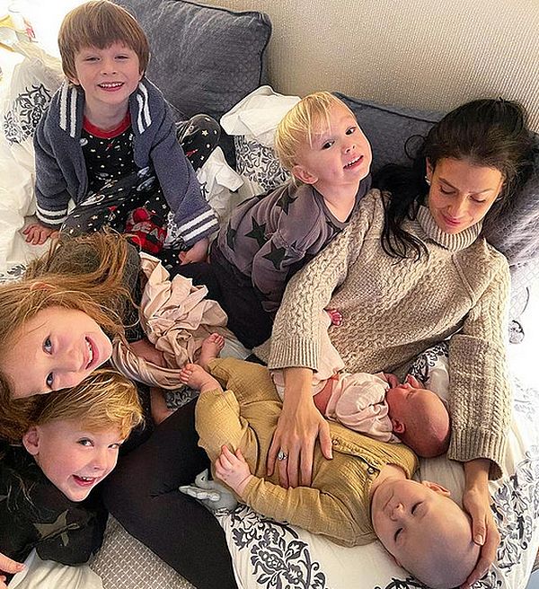 Хилари Болдуин с 6 детьми