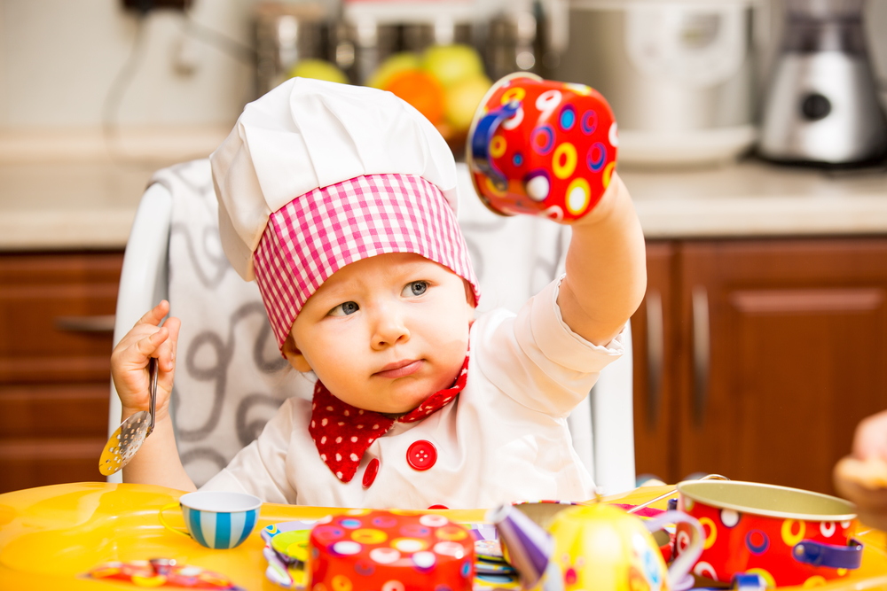 ​чим зайняти дитину у 2 роки - кухонним начинням