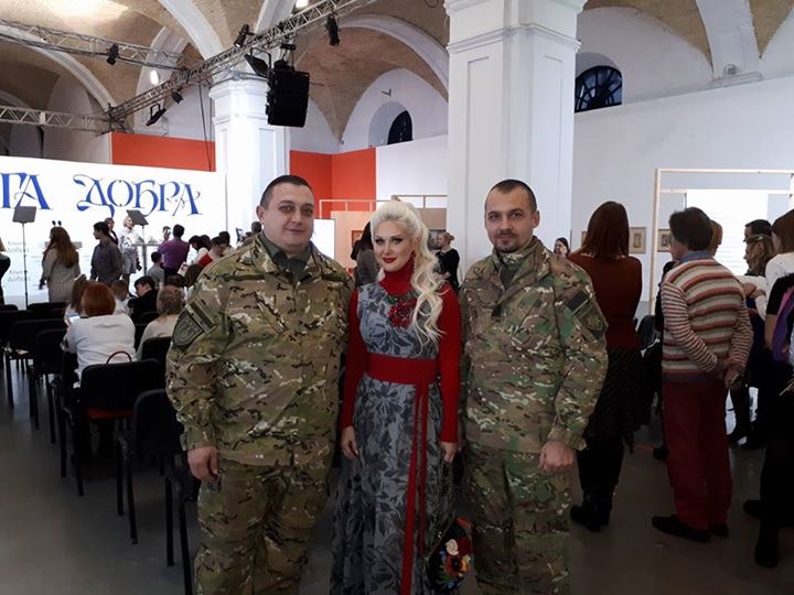 Екатерина Бужинская с ветеранами АТО