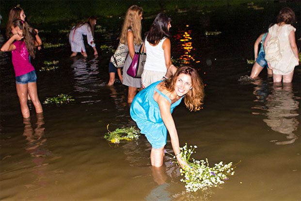 Девушки пускают венки на воду на Ивана Купала