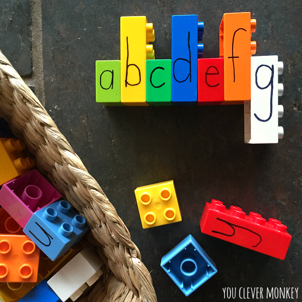 Учи буквы с ребенком подписывая кубики лего