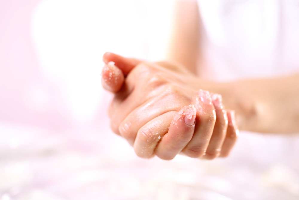 Догляд за ламкими нігтями і руками