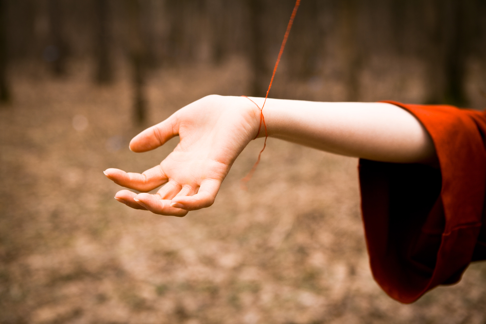 Как защитить ребенка и взрослого от сглаза - красная нитка на руке