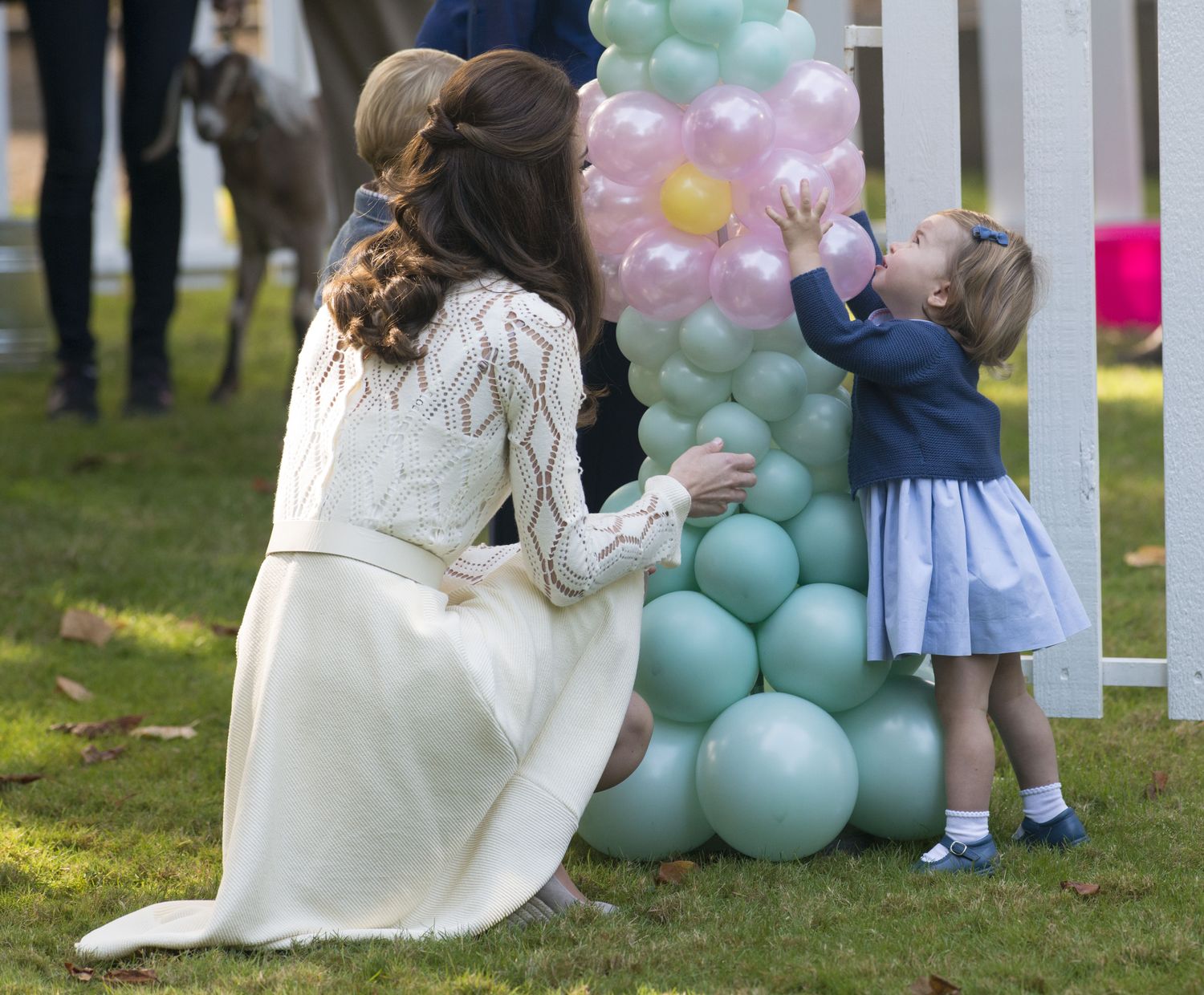 Малышам Джорджу и Шарлотте понравились воздушные шары