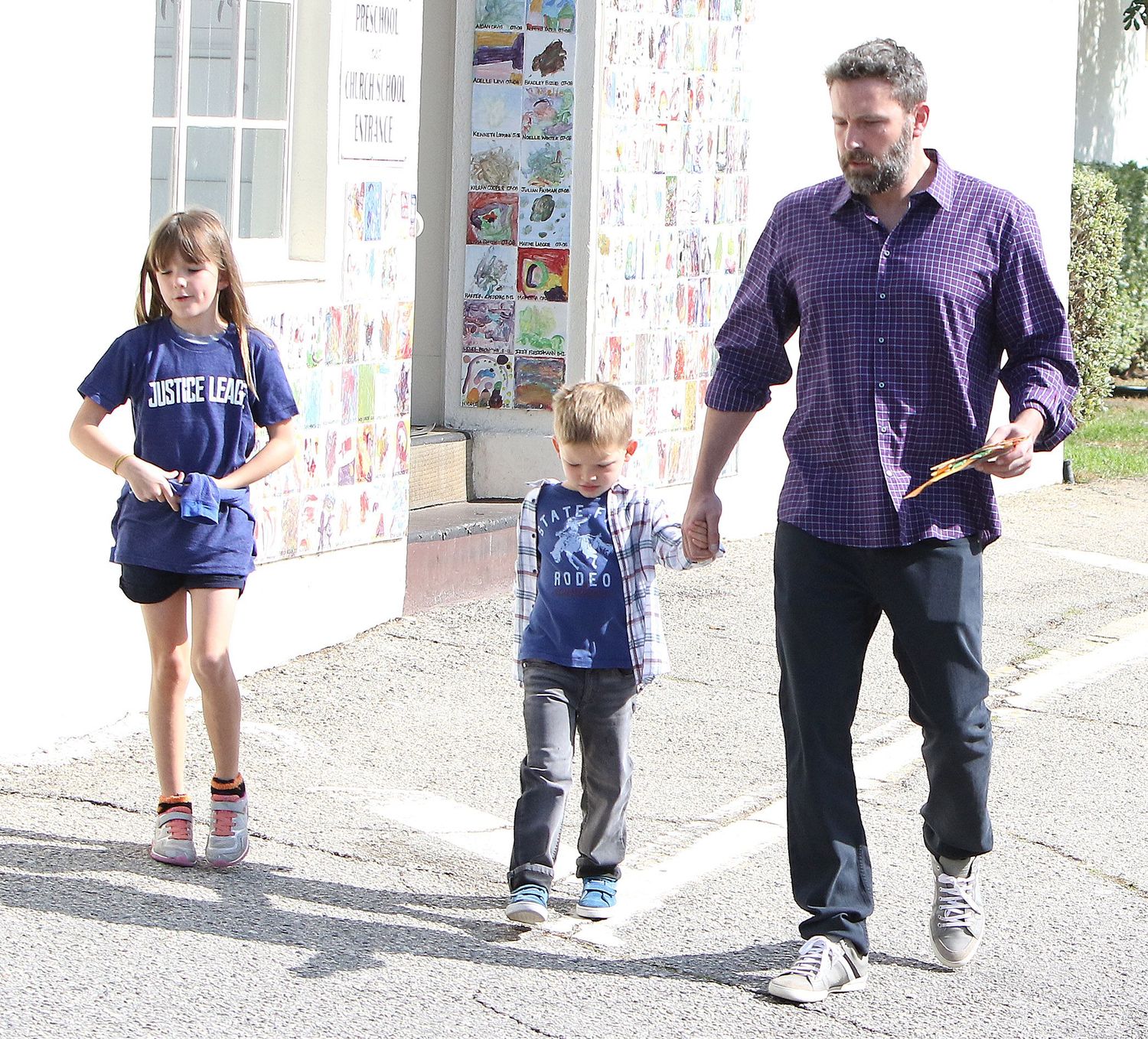 Бен Аффлек з донькою Серафіною і сином Семуелем на прогулянці