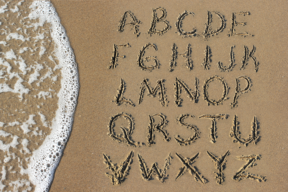 Рисование букв на песке