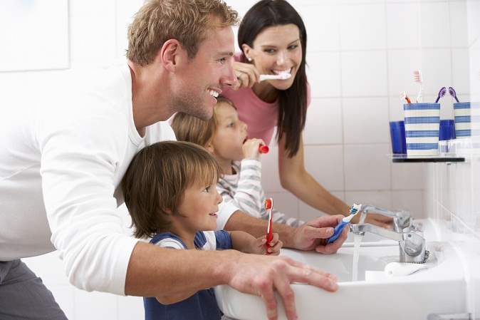 ​Діти чистять зуби