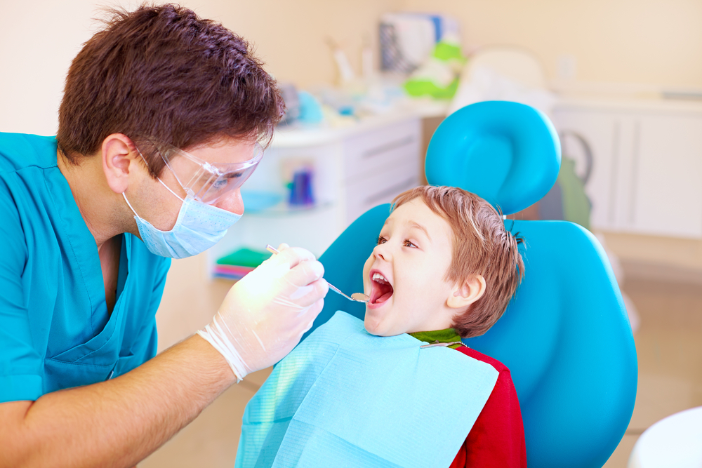 Маленький ребенок у стоматолога