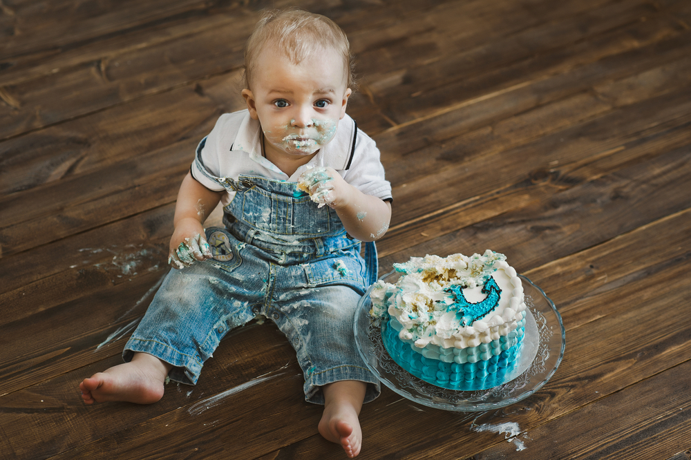 шкодливый ребенок ест торт