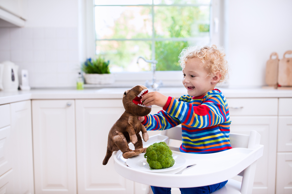 Ребенок ест брокколи 