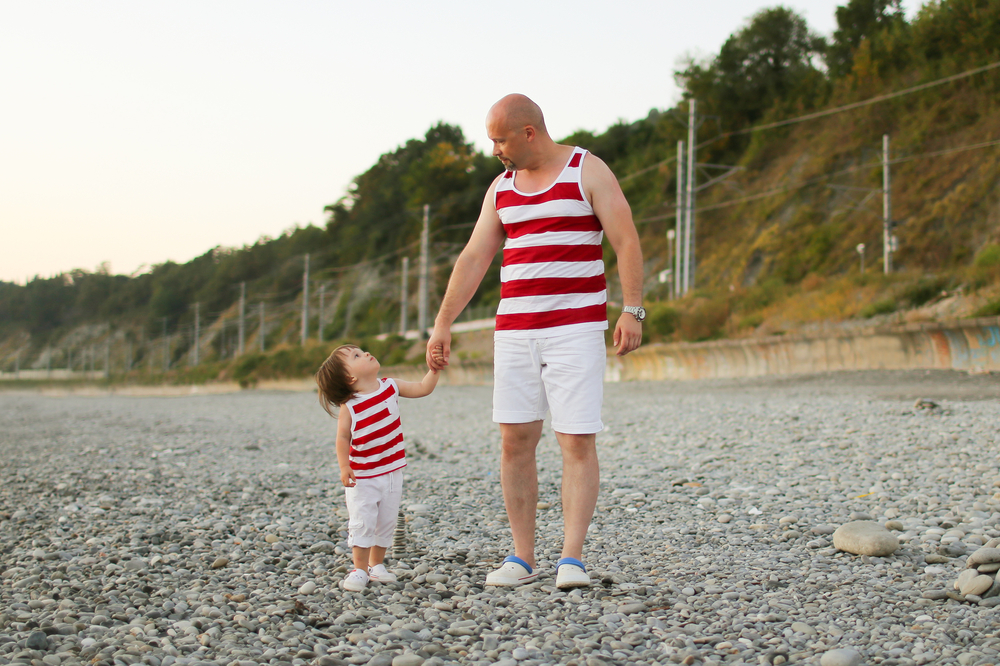 Тато і дитина на березі моря