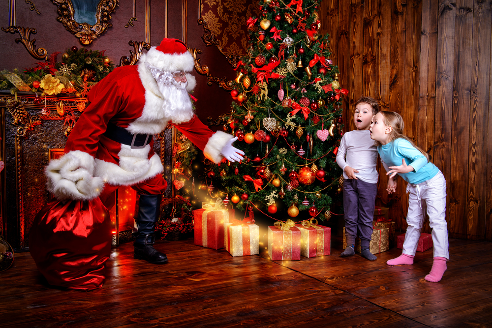 Діти біля ялинки зустрічають Санта Клауса